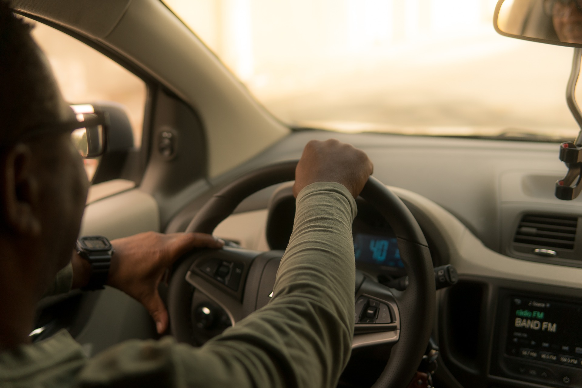 driving-6760994_1920