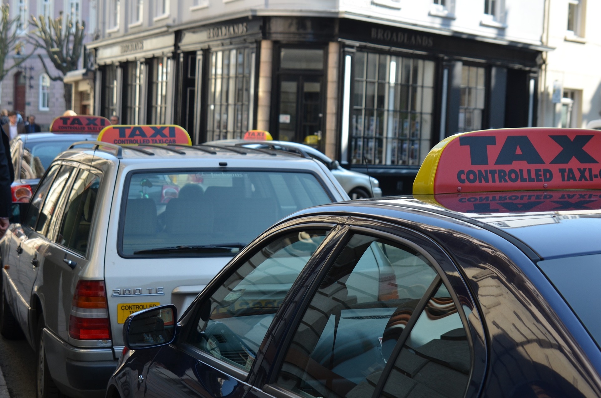 taxi-2576360_1920