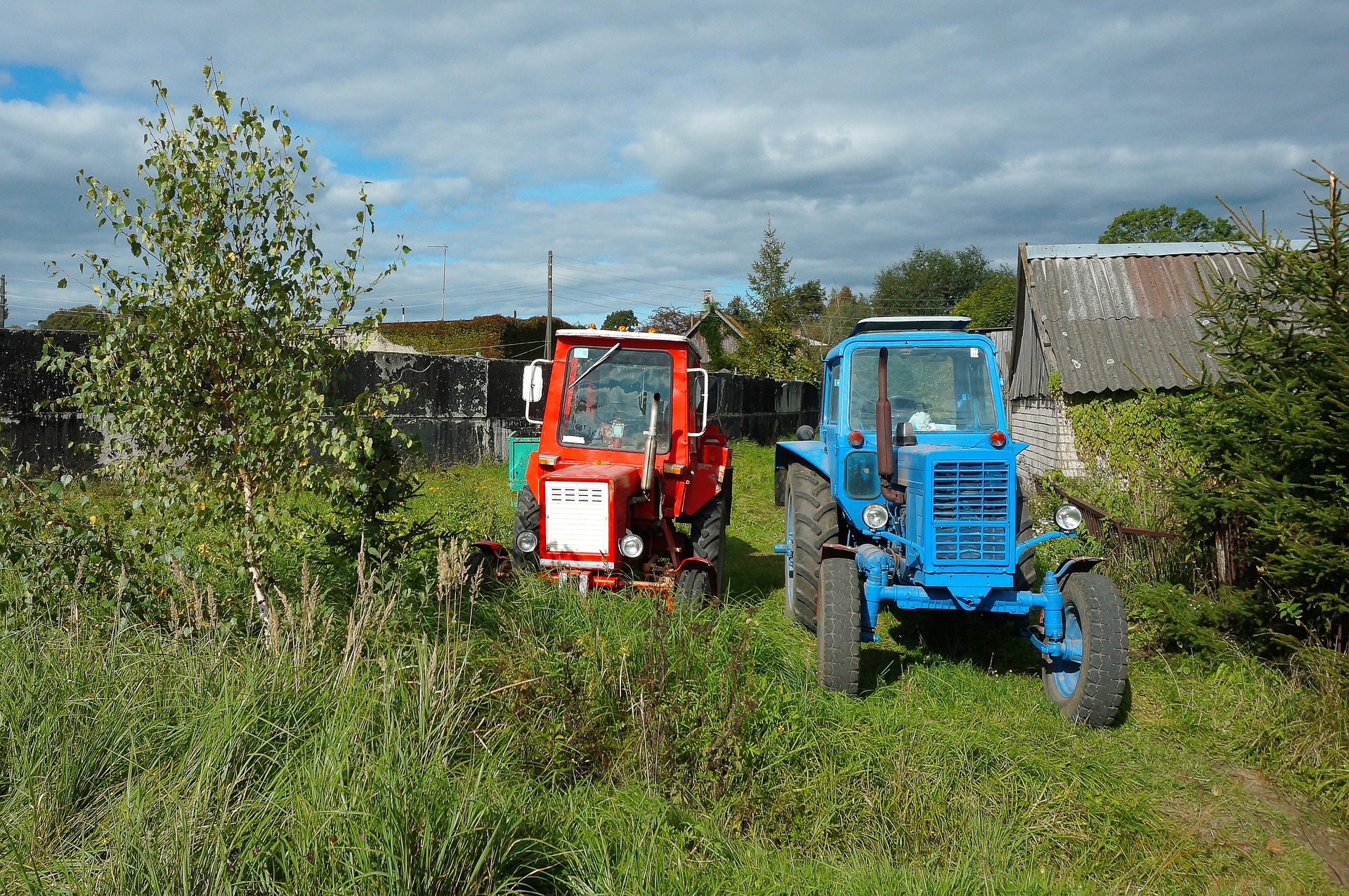 Две тракторные. Сельхозтехника в деревне. Трактор деревенский. Сельский трактор. Трактор для села.